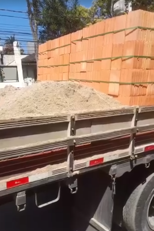 Caminhão carregado para entrega
